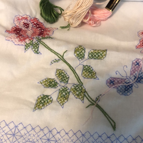 VTG PLAID BUCILLA ROSE & LACE 20”x30”STAMPED CROSS STITCH PILLOWCASES - Picture 8 of 9